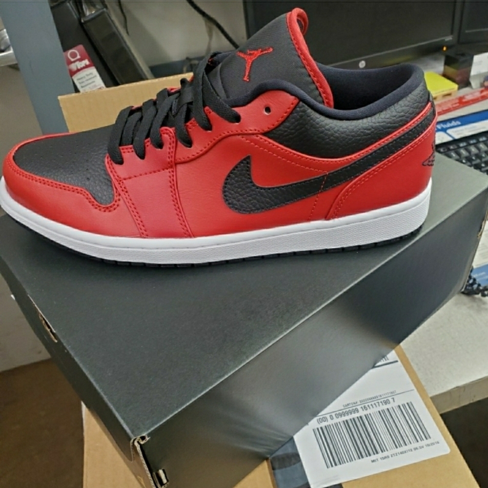 Jordan 1 low Reverse Bred Pebbled Swoosh